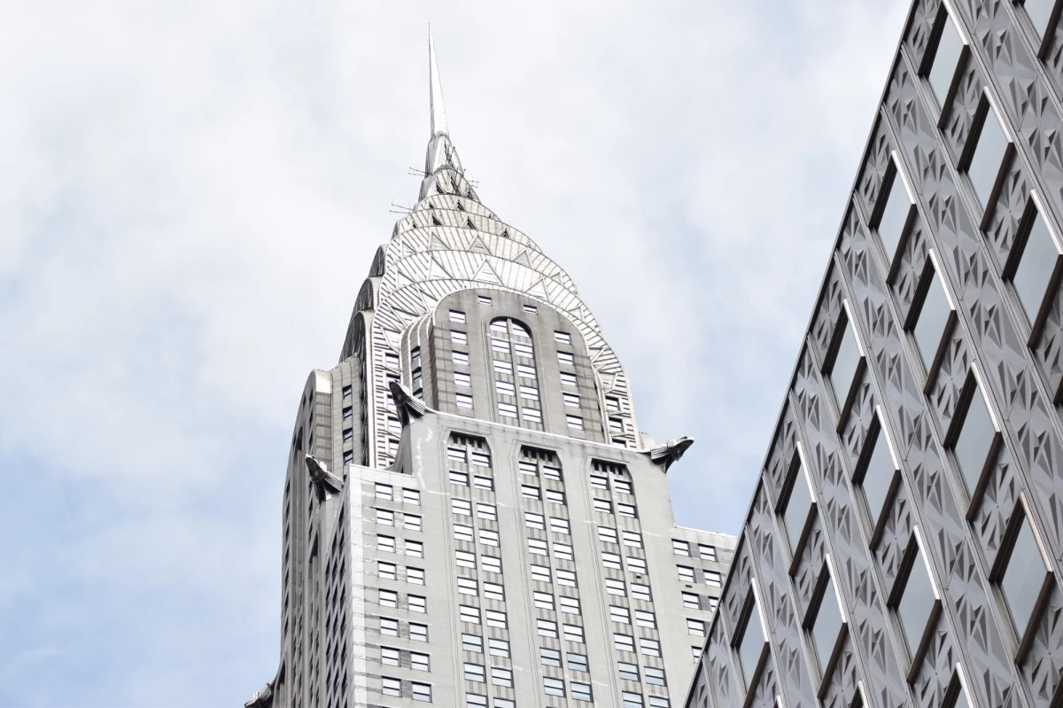 Chrysler Building, jeden z najbardziej charakterystycznych i rozpoznawalnych budynków na mapie Nowego Jorku, ponownie został wystawiony na sprzedaż. Ta ikona stylu art deco, która od dziesięcioleci króluje na Manhattanie, przyciąga wzrok nie tylko turystów, ale i inwestorów szukających unikalnych nieruchomości. Cena, za którą można będzie nabyć to architektoniczne arcydzieło, pozostaje na razie tajemnicą, ale biorąc pod uwagę, że w 2019 roku Chrysler Building zmienił właściciela za sumę 150 milionów dolarów, można spodziewać się, że i tym razem kwota ta będzie imponująca.