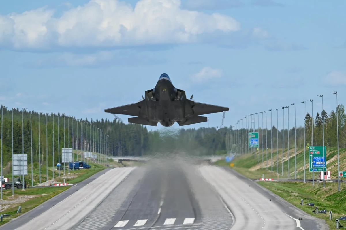 Piloci NATO ćwiczą na wypadek wybuchu ewentualnego konfliktu z Rosją. W środkowej Finlandii na zamkniętej dla ruchu naziemnego autostradzie lądowały F/A-18 Hornet, samoloty szkoleniowe Hawk i inne typy maszyn, których personel musi być gotowy do pracy w najtrudniejszych warunkach.