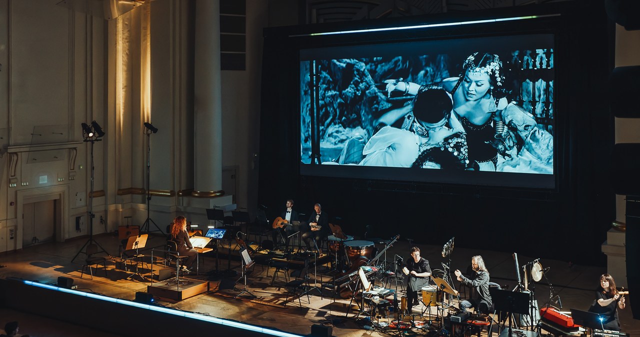 Pokaz filmu Wojciecha Jerzego Hasa "Rękopis znaleziony w Saragossie" z wykonywaną na żywo muzyką rozpoczął 18. edycję Festiwalu Muzyki Filmowej w Krakowie. W programie jeszcze między innymi "La La Land in Concert", kina plenerowe, spotkania z kompozytorami i aktywności na Dzień Dziecka. Specjalnie dla fanów muzyki filmowej przygotowano kolekcjonerską płytę festiwalową.