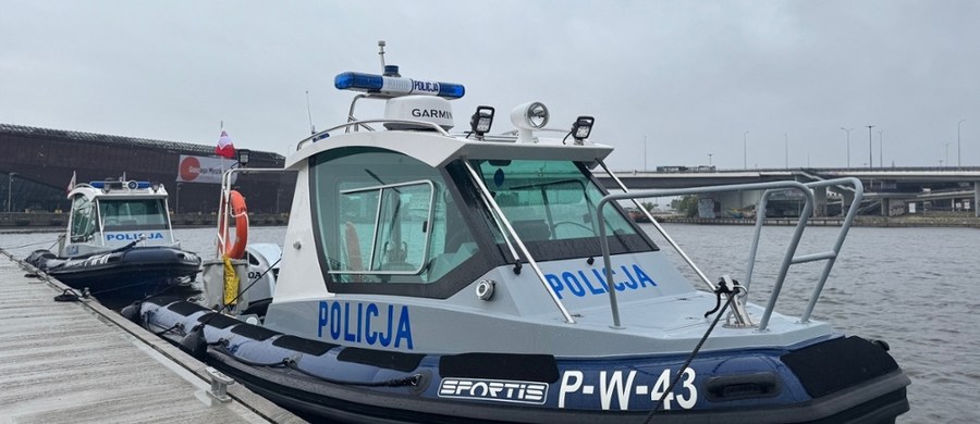 Na wyspie naprzeciw Wałów Chrobrego w Szczecinie znów działa komisariat wodny policji. Po blisko dwóch dekadach jednostka została odtworzona. Na razie służbę pełni dziewięciu funkcjonariuszy, ale docelowo ma ich być ponad dwa razy więcej. Do dyspozycji mają nowoczesne łodzie, radiowozy i całodobowy system służby. 