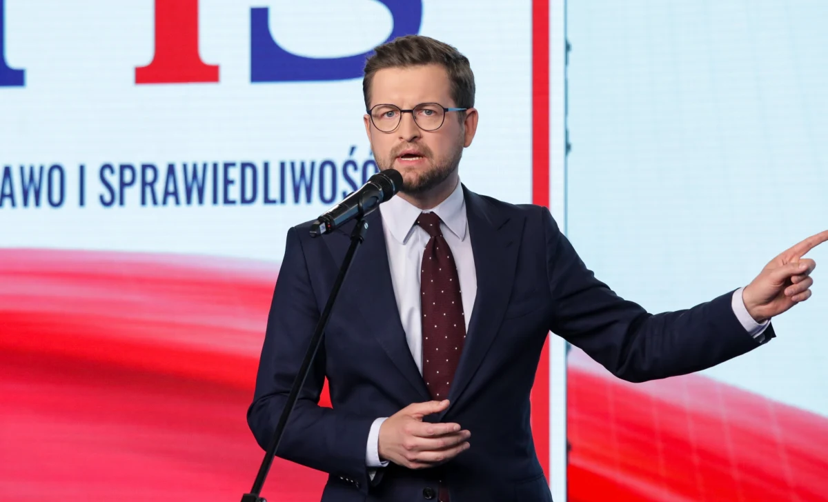 Politycy PiS poinformowali, że składają zawiadomienie o podejrzeniu popełnienia przestępstwa przez premiera Donalda Tuska i rzecznika MSWiA Jacka Dobrzyńskiego. Chodzi o wypowiedzi w sprawie postępowania sprawdzającego ABW wobec Karola Nawrockiego w 2021 r.