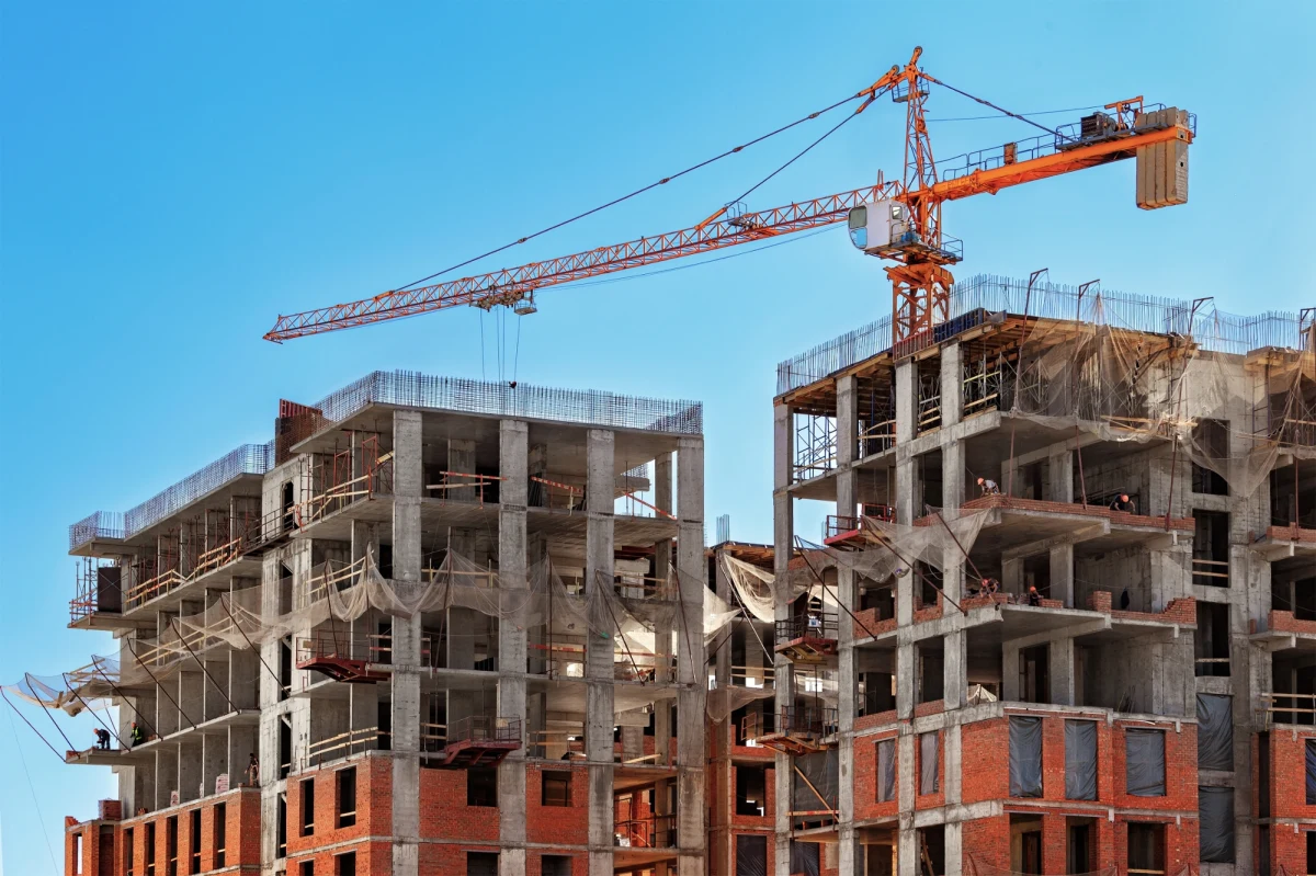 Prawie promil alkoholu w organizmie miał operator 40-metrowego dźwigu na budowie przy ul. Ziętka w Rudzie Śląskiej - Goduli. Policja ustala, czy mężczyzna swoim zachowaniem naraził inne osoby na niebezpieczeństwo.