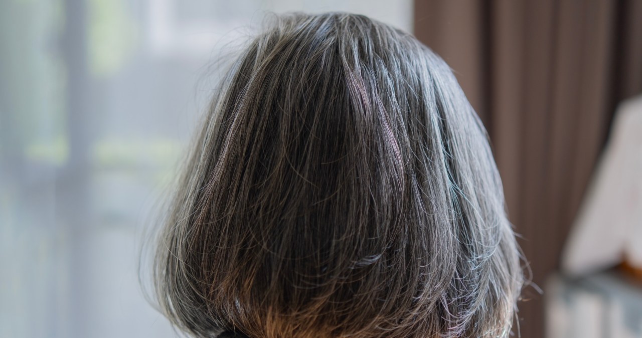 Jak przejść z farbowanych włosów do siwych? Plan działania krok po kroku