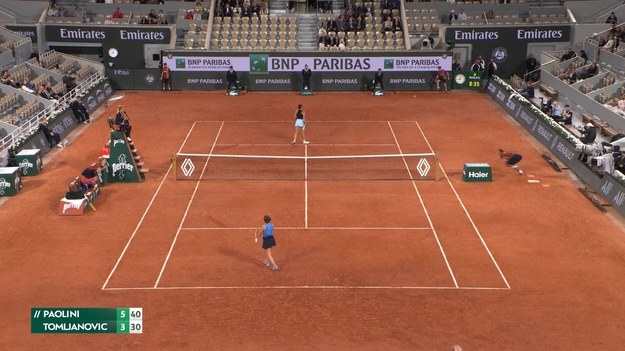 Zheng Qinwen pokonała Kolumbijkę Emilianę Arango 6:2, 6:3 i tym samym zapewniła sobie awans do trzeciej rundy. Dzięki temu ósma tenisistka przedłużyła swoją serię zwycięstw w Roland Garros do ośmiu meczów.

W zeszłym roku Zheng zdobyła złoty medal na igrzyskach olimpijskich w Paryżu, pokonując po drodze Igę Świątek, a w tym roku potwierdziła sześć zwycięstw z rzędu na kortach Rolanda Garrosa, odnosząc dwa kolejne zwycięstwa w trzech setach.

Następna jest kanadyjska kwalifikantka Victoria Mboko.

Amanda Anisimova pewnie przeszła do trzeciej rundy, pokonując w ciągu godziny Szwajcarkę Viktoriję Golubic 6:0, 6:2, zdobywając po drodze 26 ciosów zwycięskich.

Następnie zawodniczka rozstawiona z numerem 16 zmierzy się ze zwyciężczynią meczu pomiędzy Clarą Tauson z Danii, rozstawioną z numerem 22, i Holenderką, która zajmuje 103. miejsce w światowym rankingu, Arantxą Rus.