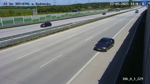 Dyżurny piotrkowskiej policji odebrał zgłoszenie o kierowcy bmw, który autostradą A1 poruszał się pod prąd. 40-letni mieszkaniec Dąbrowy Górniczej stworzył realne zagrożenie dla życia i zdrowia innych uczestników ruchu. W pewnym momencie porzucił pojazd i ruszył pieszo autostradą. 40-latek został zatrzymany, trafił do policyjnej celi.