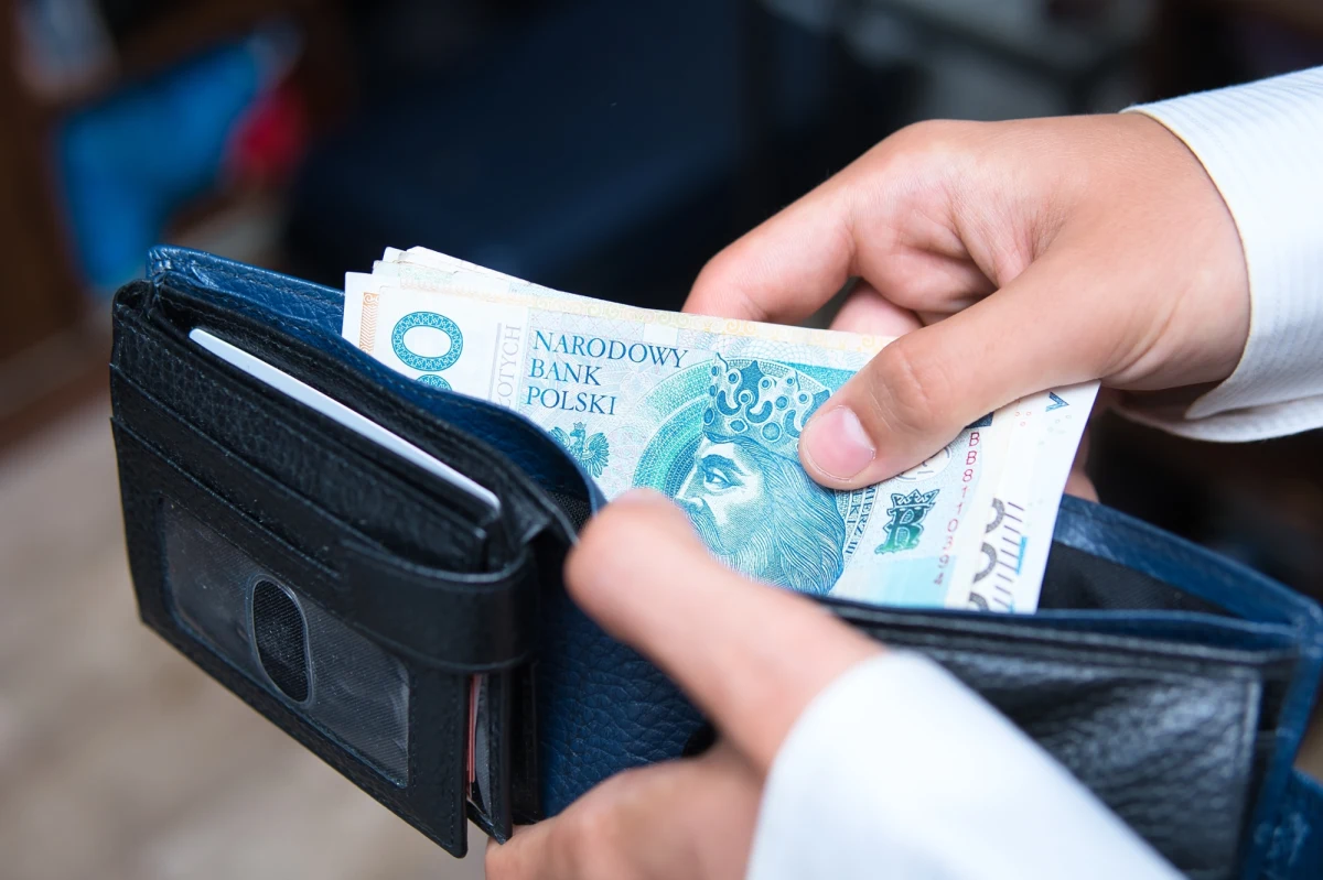 Przeciętna płaca w Warszawie jest już wyższa niż średnia w Hiszpanii, a w Krakowie - nawet niż we Włoszech! Polskie wynagrodzenia, przy wyższej inflacji w naszym kraju, rosną szybciej niż na zachodzie Europy, co przy w miarę stałym kursie walutowym sprawia, że nasze pensje przeliczone na euro nadrobiły w ostatnich latach część dawnej przepaści wobec zachodnioeuropejskich. 