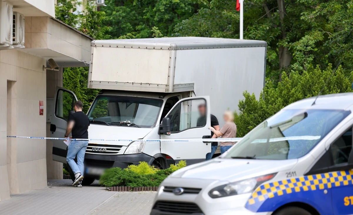 Kierowca samochodu dostawczego wjechał z budynek sądu na warszawskim Bemowie. Wcześniej pomiędzy nim a ochroniarzem doszło do sprzeczki. Nikomu nic się nie stało.
