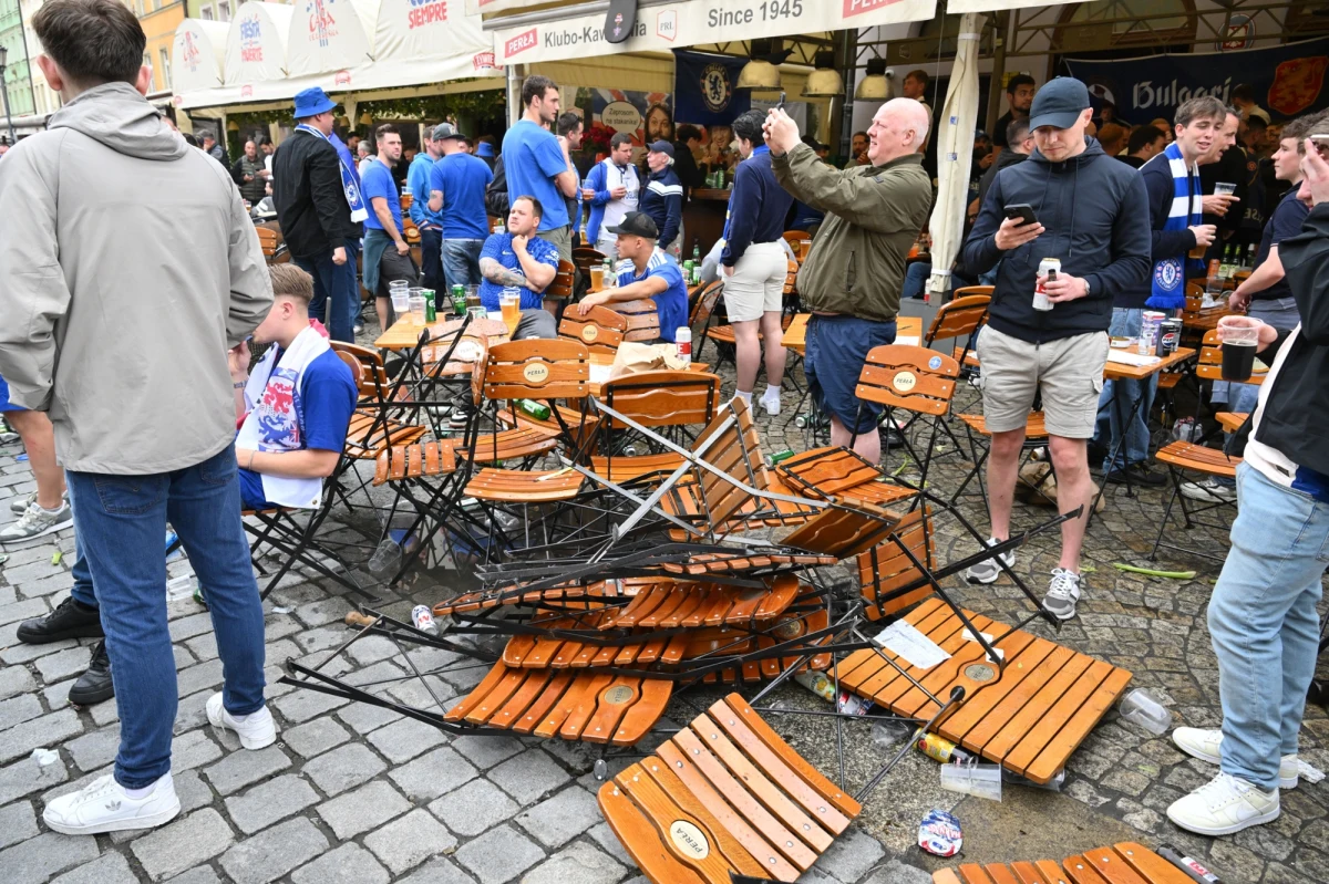 Kolejne starcia kibiców na wrocławskim Rynku. Dzisiaj w stolicy Dolnego Śląska finał Ligi Konferencji UEFA. O trofeum zawalczy Chelsea Londyn i Real Betis. Bójki wszczynali kibice obu drużyn. Policja zatrzymała 28 osób. 