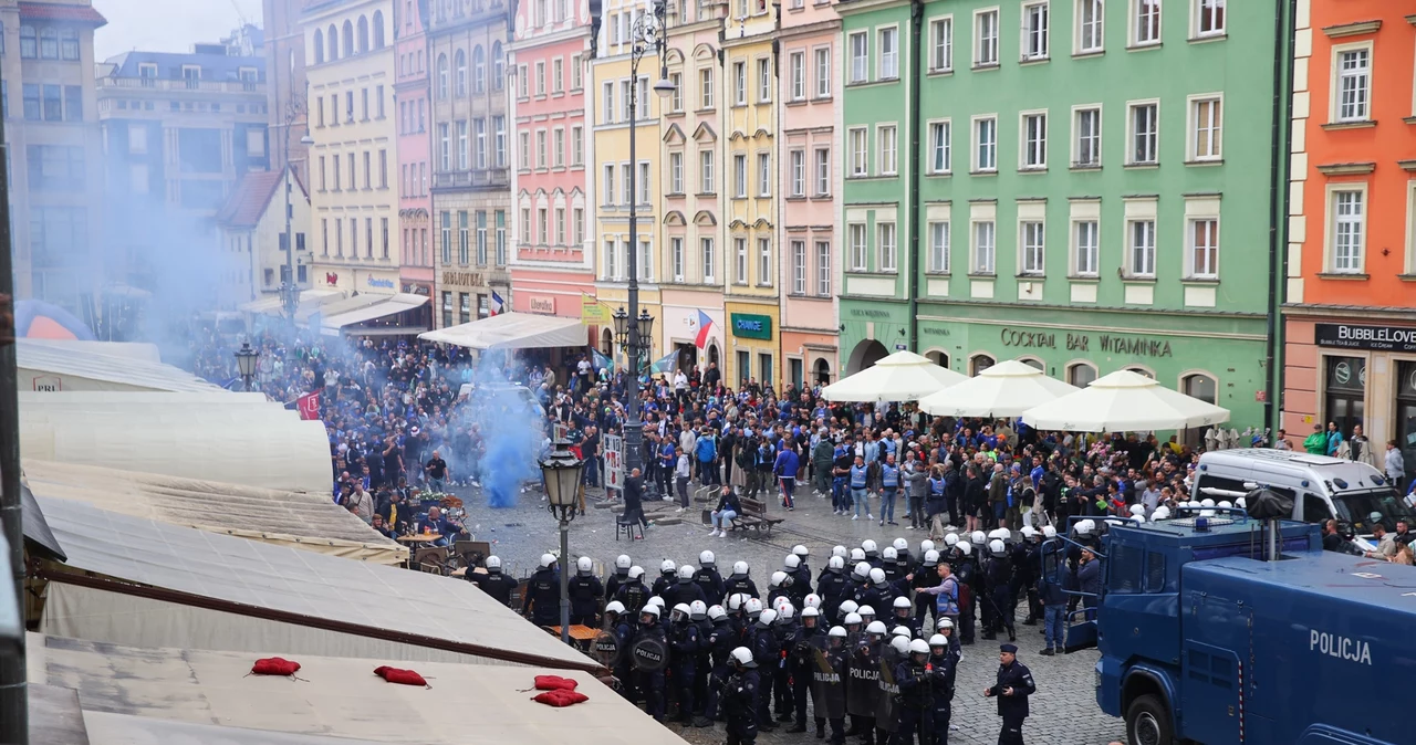 Interwencja policji na ulicach Wrocławia przed finałem Ligi Konferencji Europy 2025