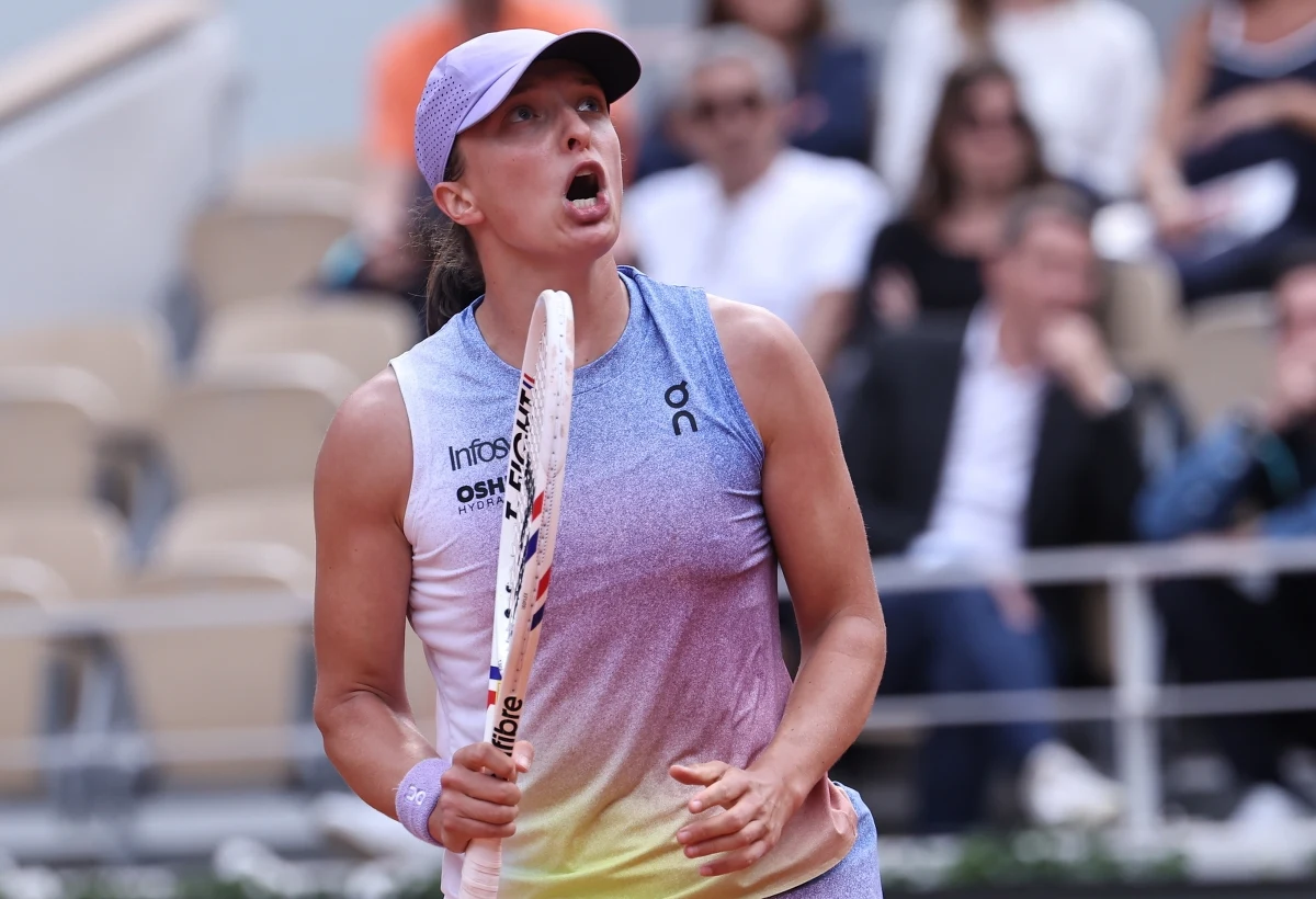 Dwa sety wystarczyły - pierwszy był szybszy, drugi początkowo nieco bardziej wyrównany. Iga Świątek pokonała w Paryżu Brytyjkę Emmę Raducanu 6:1, 6:2 i awansowała do trzeciej rundy wielkoszlemowego turnieju Rolanda Garrosa. 