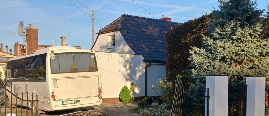 Dwa lata więzienia, zakaz wykonywania zawodu kierowcy przez sześć lat i zakaz prowadzenia wszelkich pojazdów mechanicznych przez cztery lata. Takie konsekwencje ma ponieść kierowca autobusu szkolnego, który wjechał w budynek w Górze na Dolnym Śląsku. Mężczyzna wiózł dzieci i ich opiekunkę, wcześniej celowo uszkodził inne pojazdy. Biegli orzekli, że Jakub G.  jest uzależniony od amfetaminy i marihuany. 