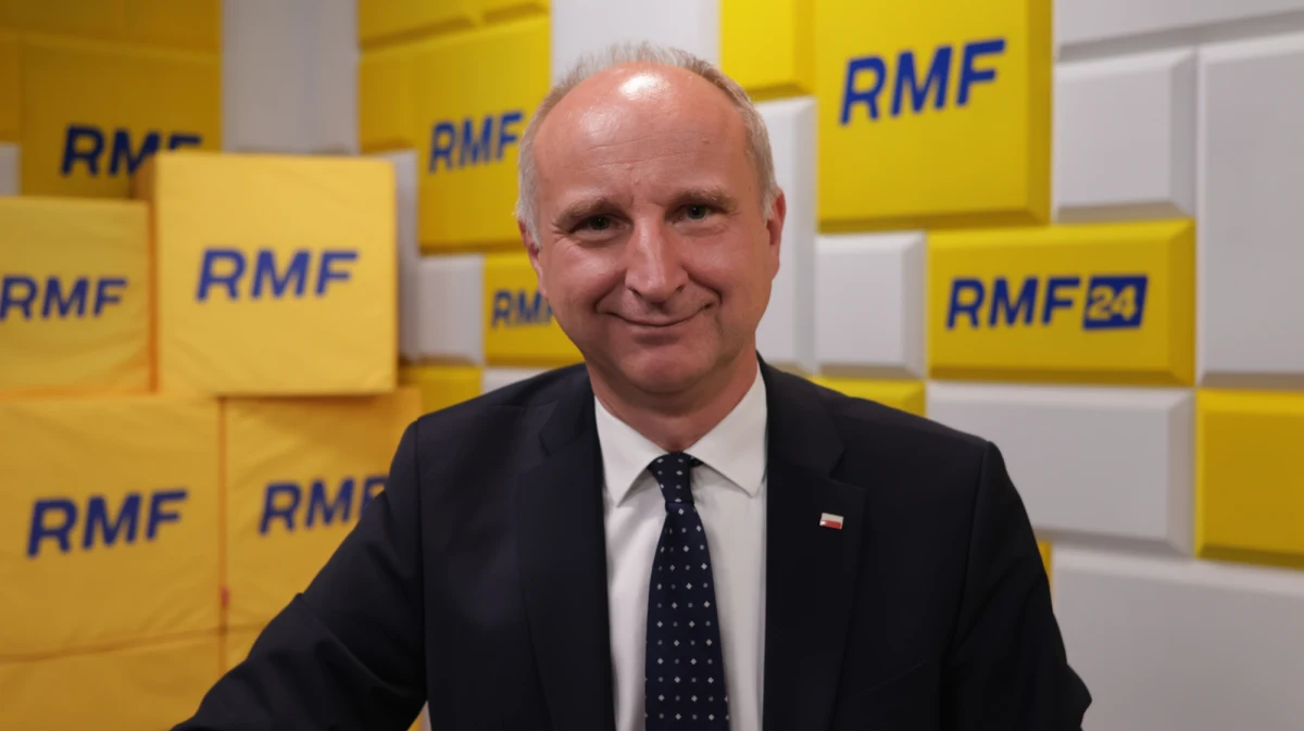 "Bardzo mi się podoba, że młody człowiek dorośleje, staje się człowiekiem dojrzałym. Ma dystans do tego, co robił w młodości, nawet jeżeli była burzliwa" - mówił w Popołudniowej rozmowie w RMF FM Wojciech Kolarski, szef Biura Polityki Międzynarodowej Kancelarii Prezydenta RP, odnosząc się do Karola Nawrockiego. Za sukces popieranego przez Prawo i Sprawiedliwość kandydata na prezydenta uznał fakt, że Sławomir Mentzen w apelu do swoich wyborców krytycznie ocenił Rafała Trzaskowskiego. 