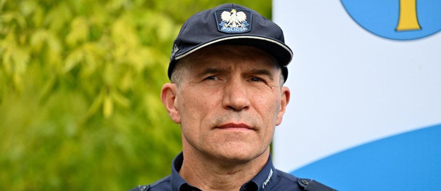 5 tysięcy złotych mandatu i 10 punktów karnych - tak ukarany został kierowca zajmujący się przewozem osób, który we wtorkowy wieczór uderzył w Warszawie w jadącego na rowerze zastępcę Komendanta Głównego Policji, nadinspektora Romana Kustera. Wiceszef policji nie odniósł na szczęście poważniejszych obrażeń. 