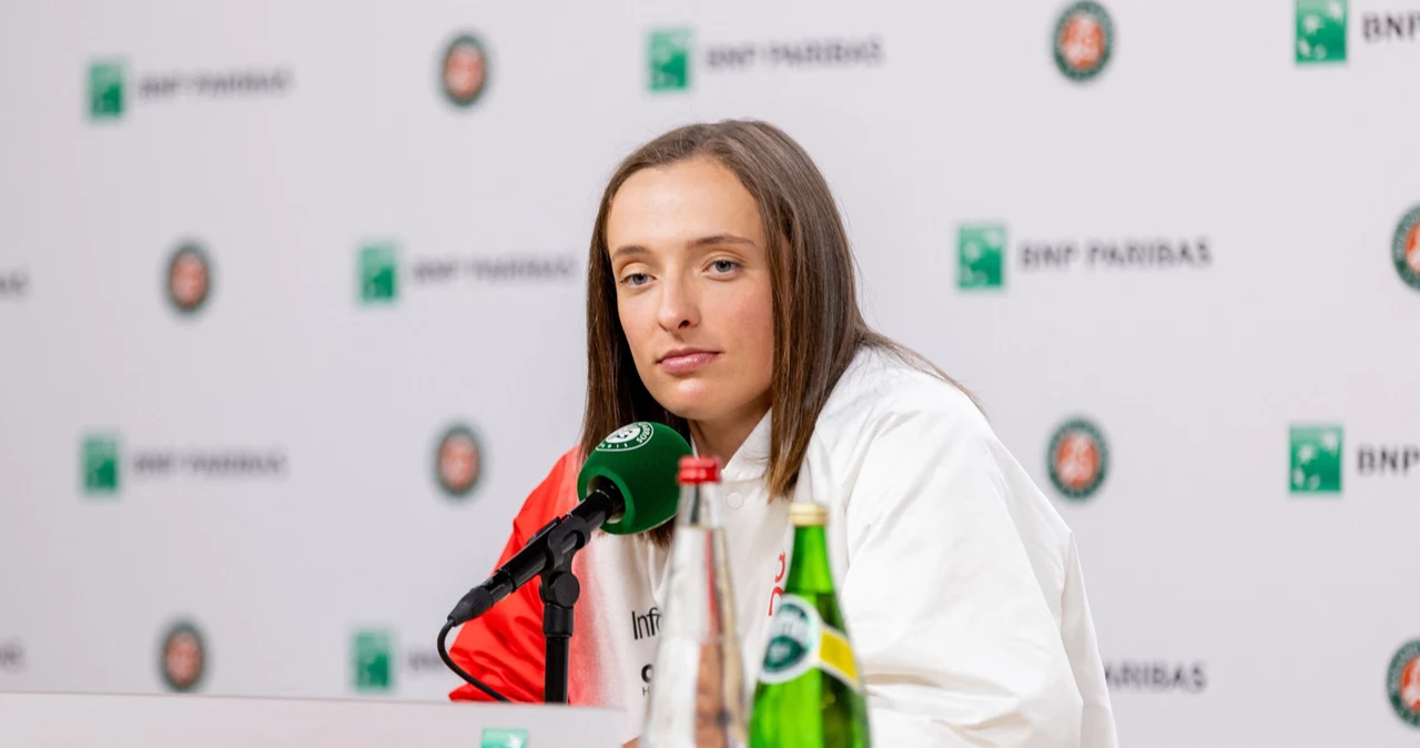 Iga Świątek podczas konferencji prasowej na turnieju Rolanda Garrosa