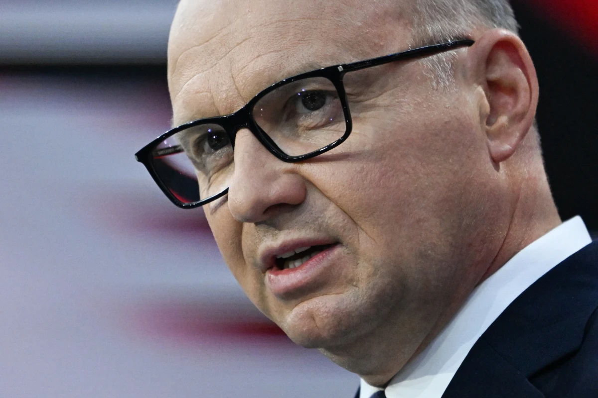 W wywiadzie dla Kanału Zero prezydent Andrzej Duda skomentował informację, że Karol Nawrocki w przeszłości brał udział w kibolskiej ustawce. "To jest pewna konwencja. Człowiek w młodym wieku różnie działa" - mówił. "Ja tego nie pochwalam, ale z drugiej strony nie potępiam tego w sposób absolutny" - dodał. 