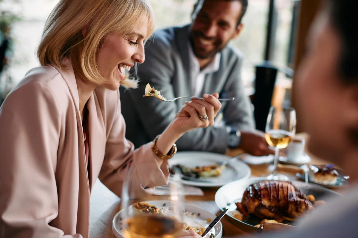 W poszukiwaniu nowych smaków i kulinarnych inspiracji coraz więcej podróżników decyduje się na wybór wakacyjnych destynacji z myślą o lokalnej kuchni. Dokąd się udać, jeśli chcemy ominąć szerokim łukiem najbardziej oblegane przez turystów miejsca na świecie?