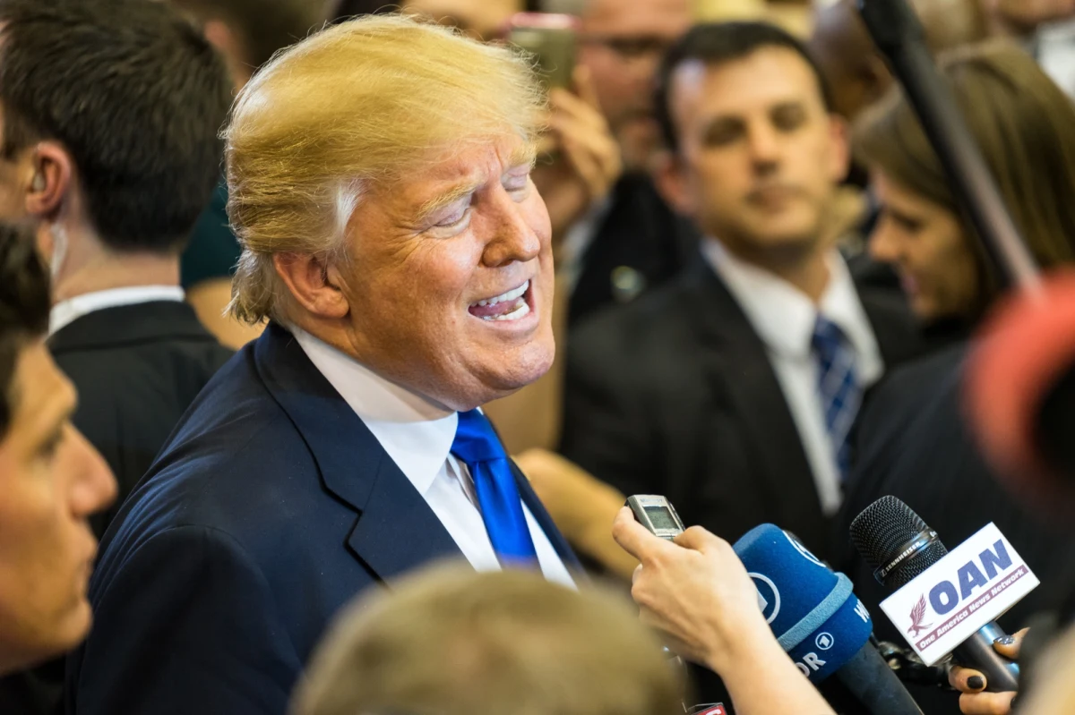 ​Amerykański Sąd ds. Handlu Międzynarodowego zablokował wejście w życie większości ceł ogłoszonych przez Donalda Trumpa. Zdaniem sądu, prezydent USA przekroczył swoje uprawnienia, nakładając taryfy celne na inne kraje na podstawie ustawy o międzynarodowych nadzwyczajnych uprawnieniach gospodarczych. Zdaniem sądu jedynie Kongres ma uprawnienia do regulowania handlu z innymi państwami. W ciągu kilku minut od ogłoszenia orzeczenia administracja Trumpa złożyła apelację.
