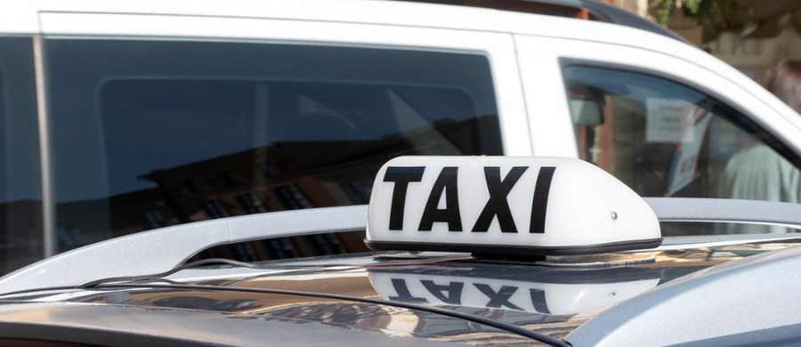 ​Zakopane - jedno z najpopularniejszych miast turystycznych w Polsce - zmaga się z poważnym kryzysem transportowym. Próba uporządkowania rynku przewozów zakończyła się fiaskiem. Zamiast oczekiwanej reformy, pojawił się otwarty konflikt, który podzielił lokalnych samorządowców i środowisko taksówkarzy. 