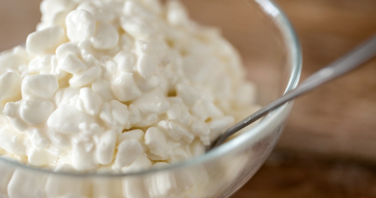 Jesz serek wiejski? Dorzuć ten dodatek, a mózg i jelita ci podziękują