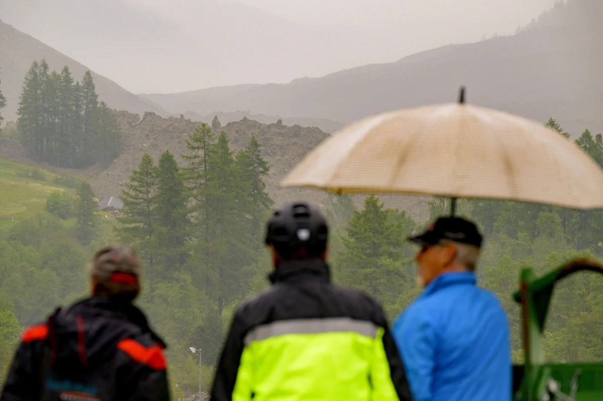 Wstrząsy, wywołane wczorajszym oderwaniem się lodowca w Lötschental, były odczuwalne w całej Szwajcarii. Skutki oderwania się lodowca są katastrofalne dla wioski Blatten. Ogromne masy skał i lodu spadły na nią z ponad 1000 metrów wysokości, całkowicie pokrywając ją rumowiskiem. Specjaliści mówią o "katastrofie tysiąclecia" w Alpach i ostrzegają, że topniejące lodowce są zagrożeniem dla kolejnych miejscowości w tym kraju.