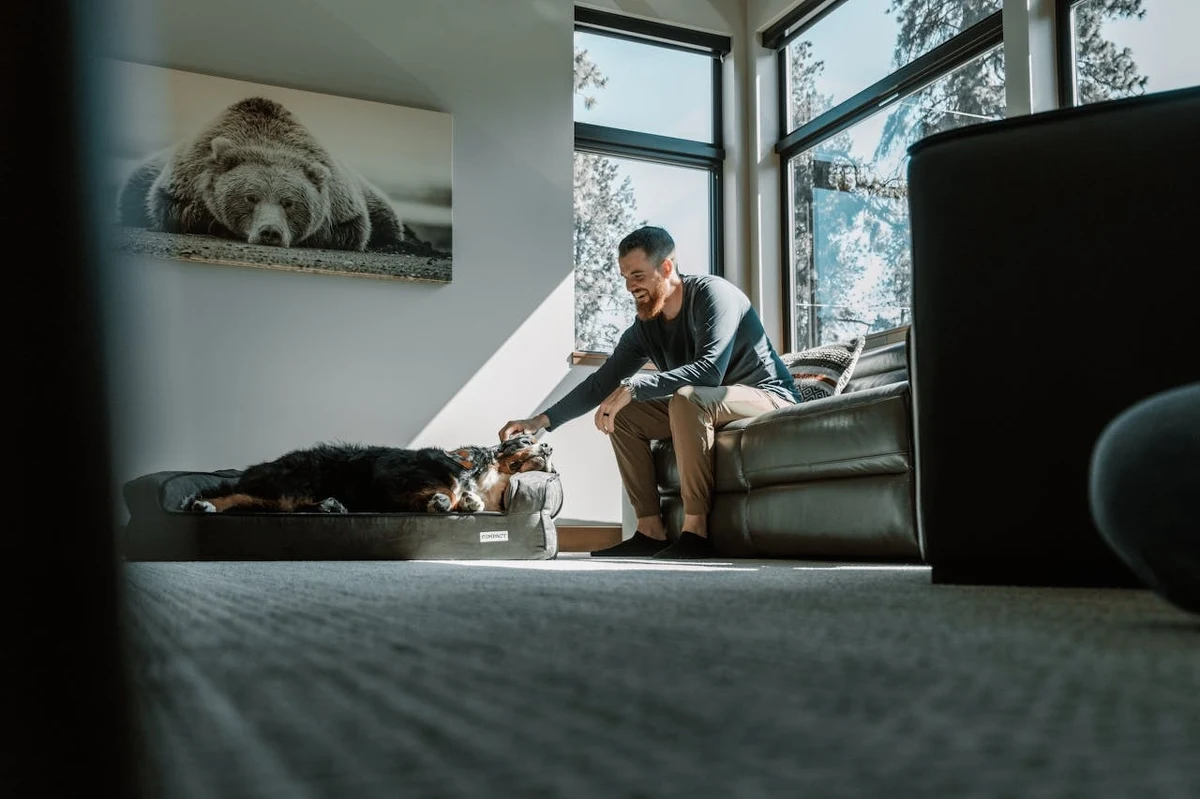 Wzrost kosztów energii oraz rosnąca świadomość ekologiczna sprawiają, że coraz więcej właścicieli domów oraz firm decyduje się na kompleksową termomodernizację budynków. Jednym z kluczowych elementów tego procesu jest ocieplenie domu, które nie tylko poprawia komfort cieplny, ale przede wszystkim znacząco obniża rachunki za ogrzewanie. Co istotne, inwestycję w ocieplenie można dziś sfinansować z pomocą dostępnych programów rządowych. 