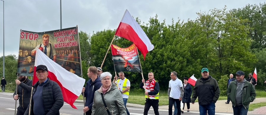 Mieszkańcy gminy Piaski (woj. lubelskie) blokują skrzyżowanie drogi krajowej nr 17 z drogą wojewódzką 836. Protestują przeciwko planom budowy farmy wiatrowej na terenie ich gminy.