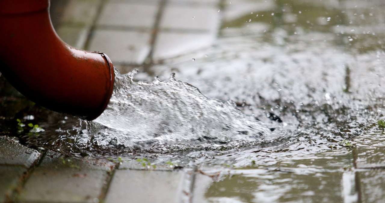 Kary za deszczówkę – czego nie wolno robić z wodą z dachu?