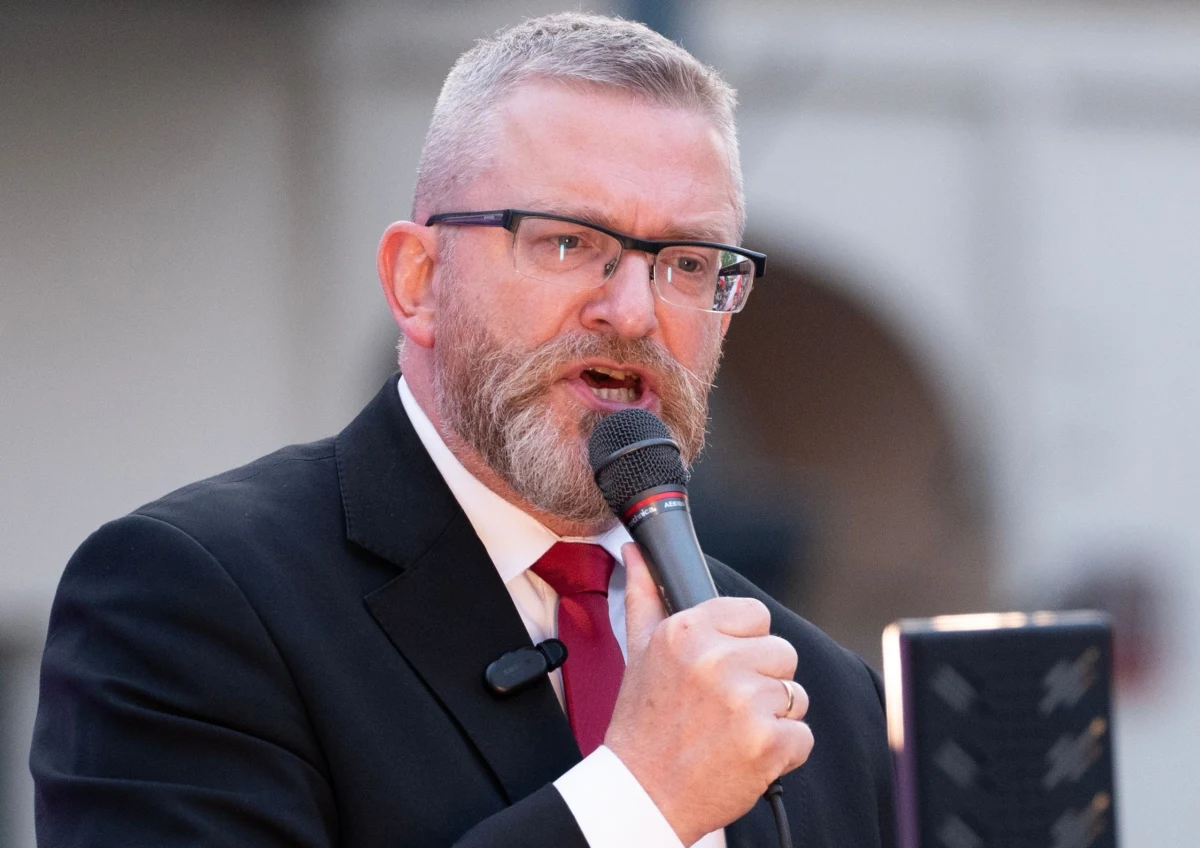 "Za kilkadziesiąt godzin oddam głos na Nawrockiego" - poinformował Grzegorz Braun w czwartek na kanale YouTube, podkreślając, że nie zamierza stosować ogólników ani prowadzić gry pozorów. Polityk Konfederacji w pierwszej turze uzyskał 6,34 proc. głosów, co zapewniło mu czwarte miejsce. 