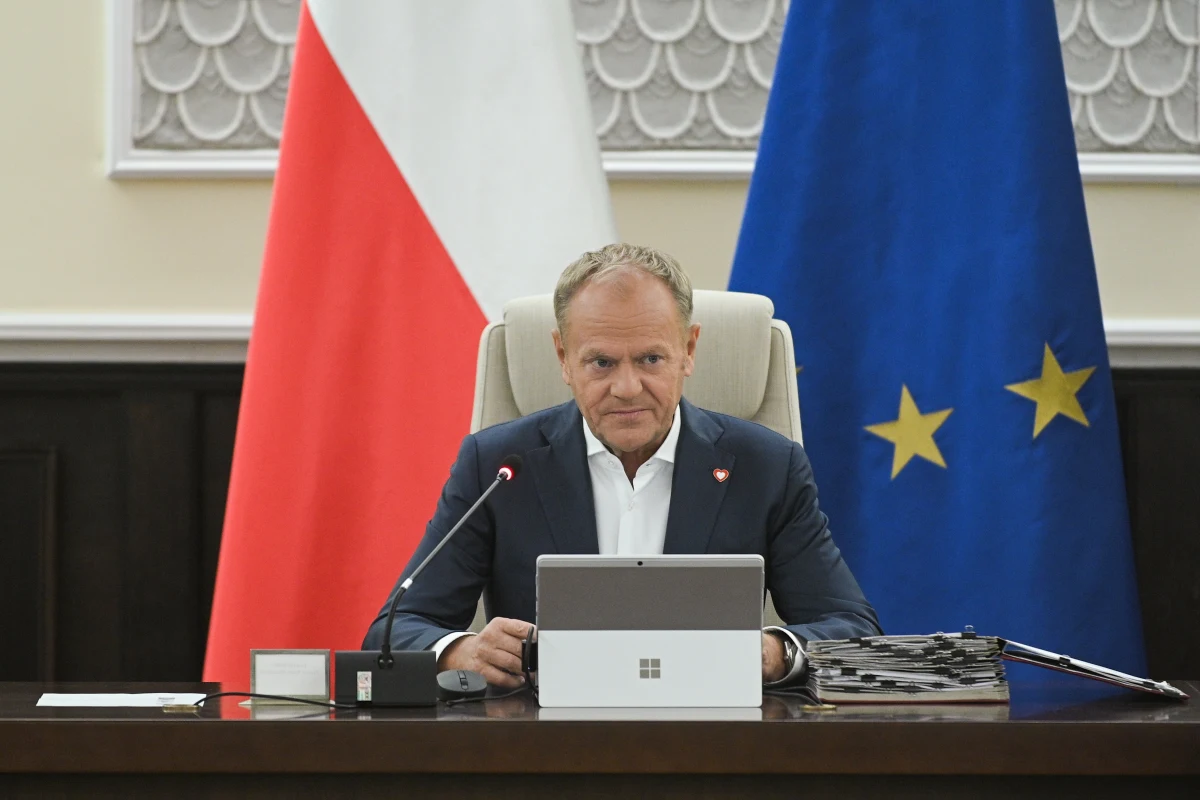 Premier Donald Tusk zarządził przedłużenie stanu alarmowego BRAVO i BRAVO-CRP, które obowiązują w związku z zagrożeniami hybrydowymi i cybernetycznymi ze strony Białorusi i Rosji. Decyzja ma związek z nasilającą się ingerencją w procesy wyborcze w Polsce.