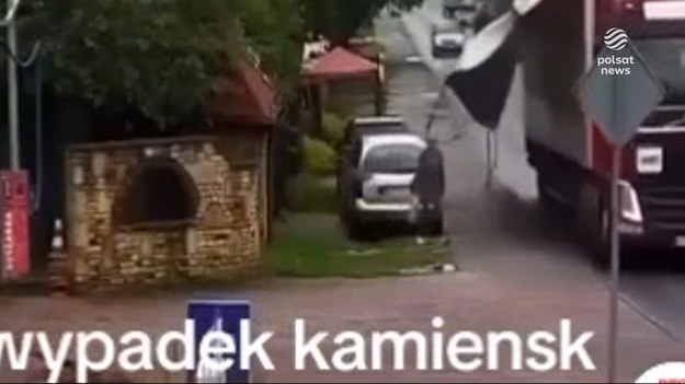 Nie żyje kobieta, uderzona pasem od naczepy tira w Kamieńsku pod Radomskiem w woj. łódzkim. Lekarze przez tydzień walczyli o jej życie, ale obrażenia okazały się zbyt poważne. Do wypadku doszło, gdy szła chodnikiem, a obok przejeżdżał tir z wypiętym pasem od plandeki.Materiał dla "Wydarzeń" przygotowała Beata Glinkowska.