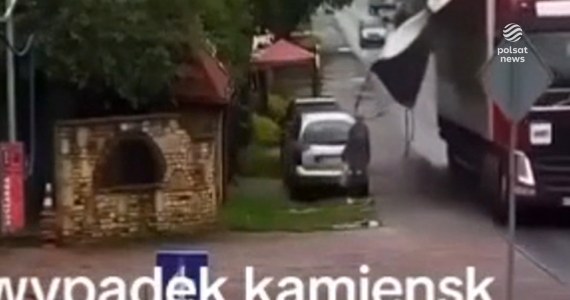 "Wydarzenia": Uderzył ją pas od naczepy tira. Kobieta nie żyje