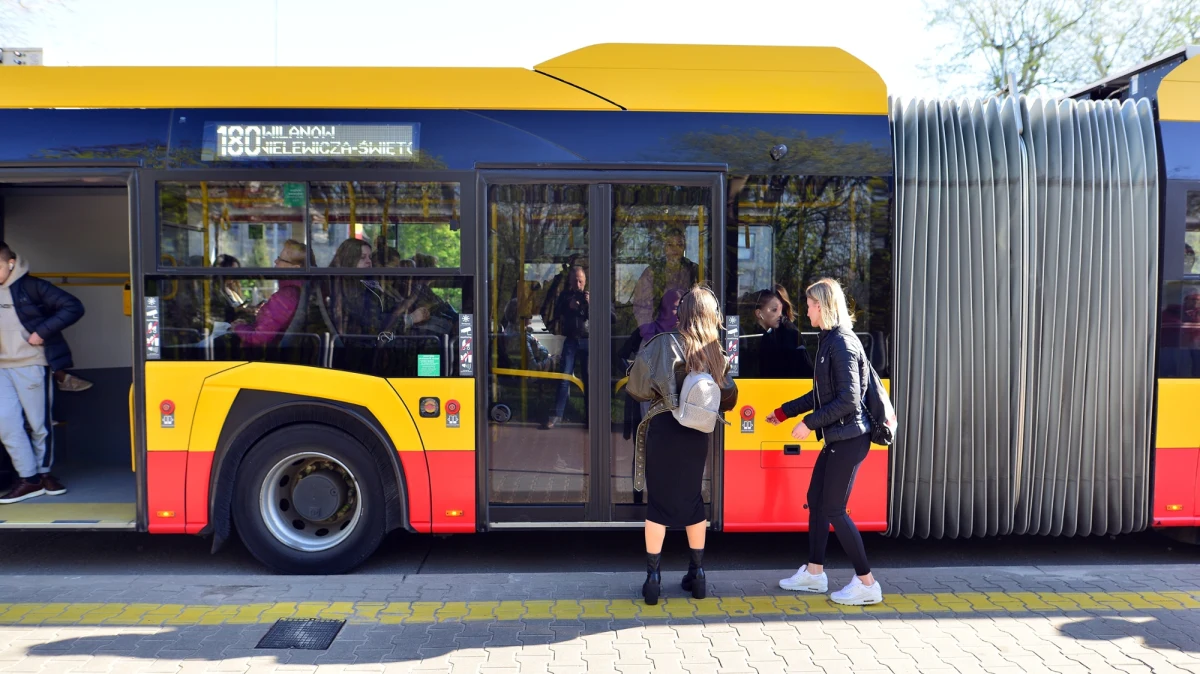 Od czwartku do środy dzieci będą zapowiadać przystanki komunikacji miejskiej w Warszawie. Od piątku z kolei zacznie kursować specjalna autobusowa linia DD, a od soboty linia tramwajowa DD. Wszystko to  okazji przypadającego w niedzielę Dnia Dziecka. 
