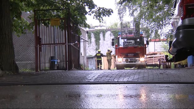 Śmierć 12-latka w podwarszawskim Piastowie. Chłopiec zginął w pożarze kamienicy. Budynek stanął w płomieniach nad ranem. Strażacy ewakuowali z niego 15 osób. W tym nieprzytomnego 12-latka i ciężko ranną 60-letnią kobietę, która trafiła do szpitala.Materiał dla "Wydarzeń" przygotowała Aleksandra Zarzycka.