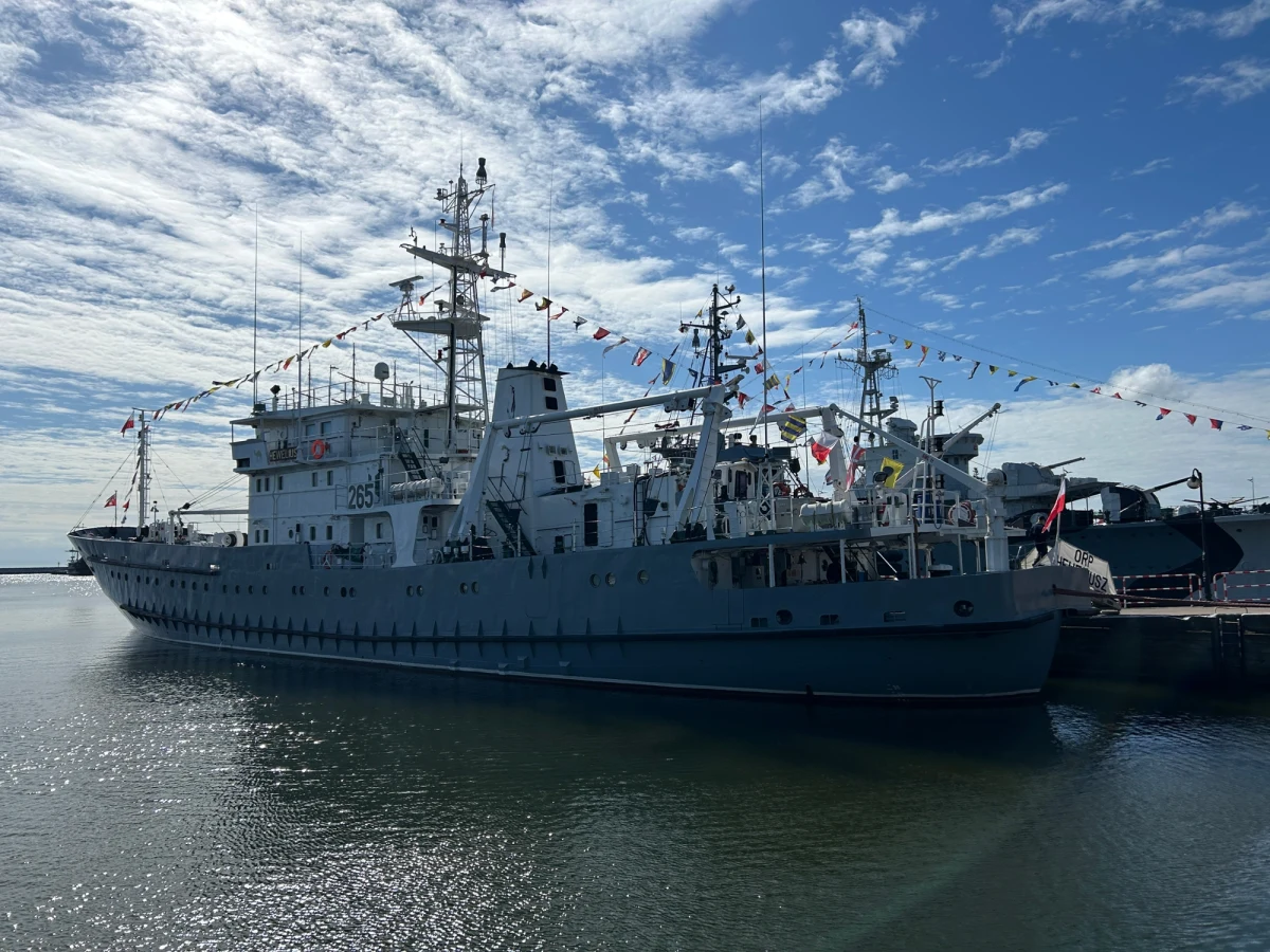 W ostatnich dnia było o nim głośno z powodu operacji, którą prowadził w okolicy kabla energetycznego łączącego Polskę i Szwecję po tym, jak w tym rejonie Bałtyku pojawił się rosyjski statek należący do floty cieni. OPR „Heweliusz” - nieuzbrojony, lecz niezwykle ważny dla bezpieczeństwa morskiego. „To okręt, który pływa dużo i intensywnie” – mówi RMF FM kmdr ppor. Krzysztof Dyrcz, dowódca OPR „Heweliusz”. „Codziennie mamy do czynienia z sytuacjami, że podejrzane jednostki prowadzą różnego rodzaju działania i obserwacje tego, co dzieje się na dnie morskim” - przyznaje RMF FM kpt. mar. Damian Przybysz z 3. Flotylli Okrętów.