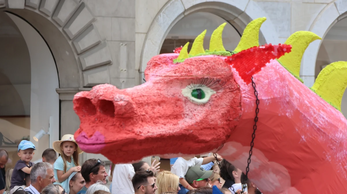 7 i 8 czerwca w Krakowie odbędzie się 24. Wielka Parada Smoków. Trudno dziś wyobrazić sobie kulturalny pejzaż miasta bez tego barwnego święta, które od lat gromadzi na Bulwarach Wiślanych i Rynku Głównym tłumy mieszkańców oraz turystów. Wielka Parada Smoków, to wydarzenie unikatowe na skalę ogólnopolską – łączące teatr, edukację, sztuki wizualne i rodzinny piknik w jedno wielowymiarowe doświadczenie.