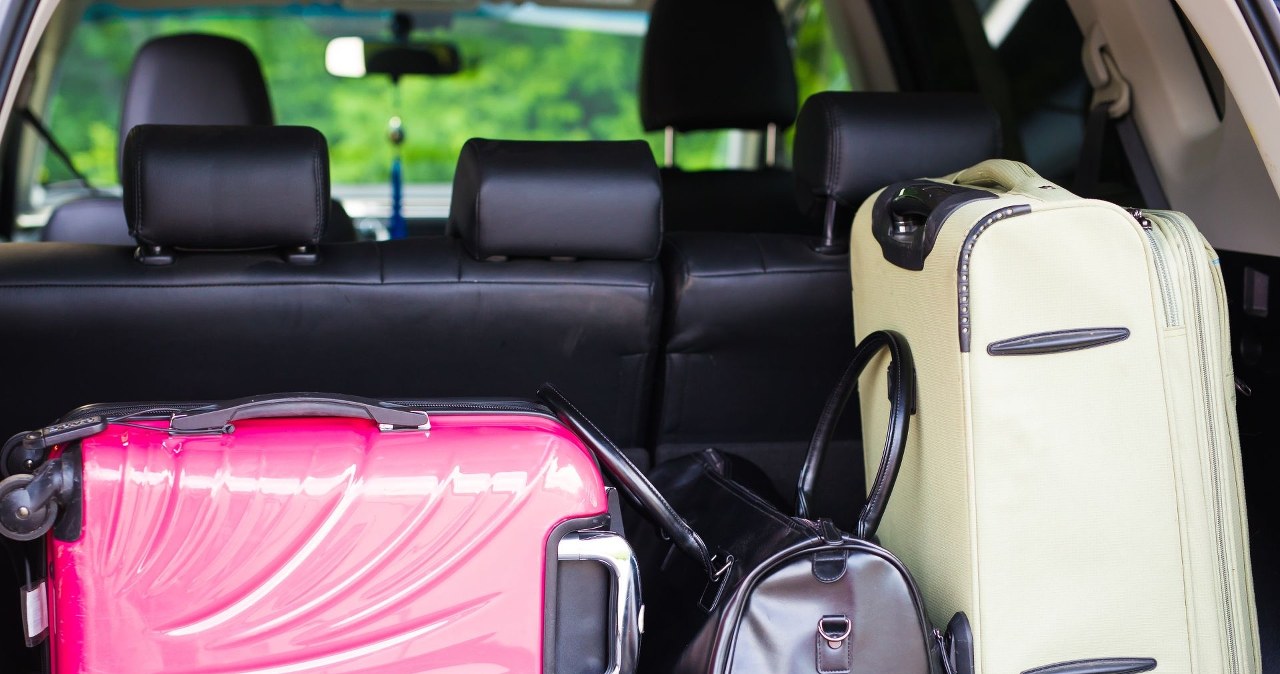 Jak spakować ubrania do małej walizki? Stewardessa ma na to sposób