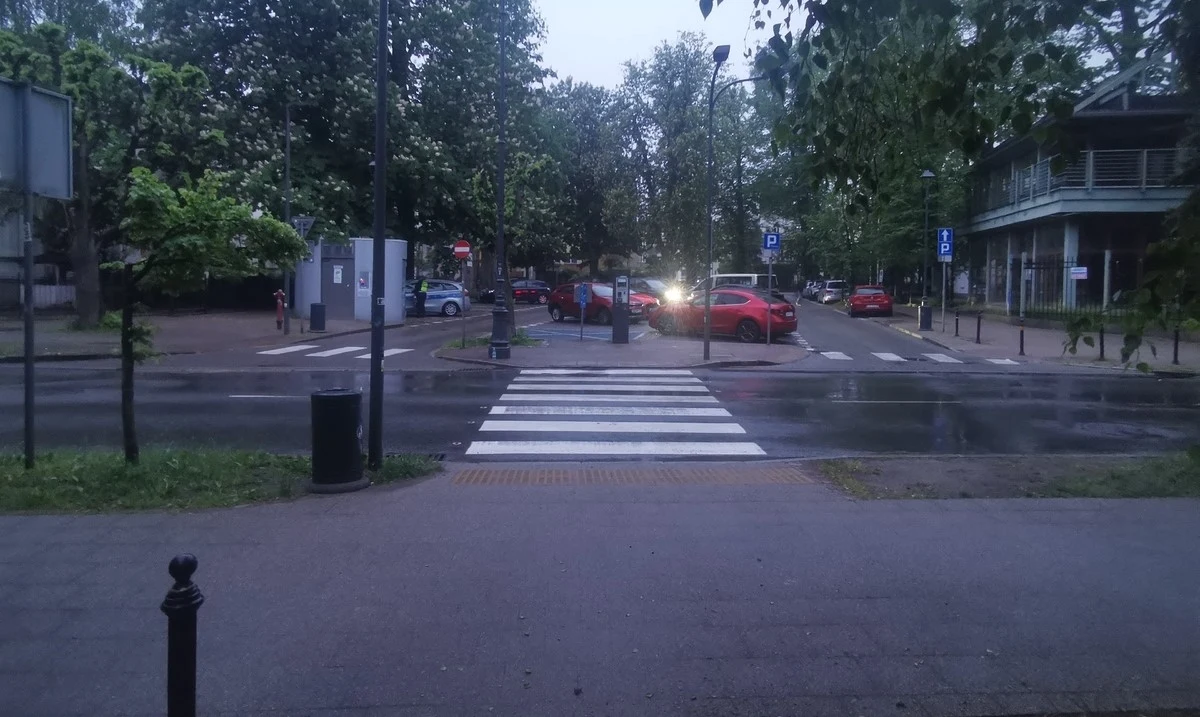 Dramatyczne okoliczności wypadku na jednym z sopockich przejść dla pieszych. Ojciec uratował swoją 9-letnią córkę przed nadjeżdżającym pojazdem. W wyniku zdarzenia obydwoje trafili do szpitala.