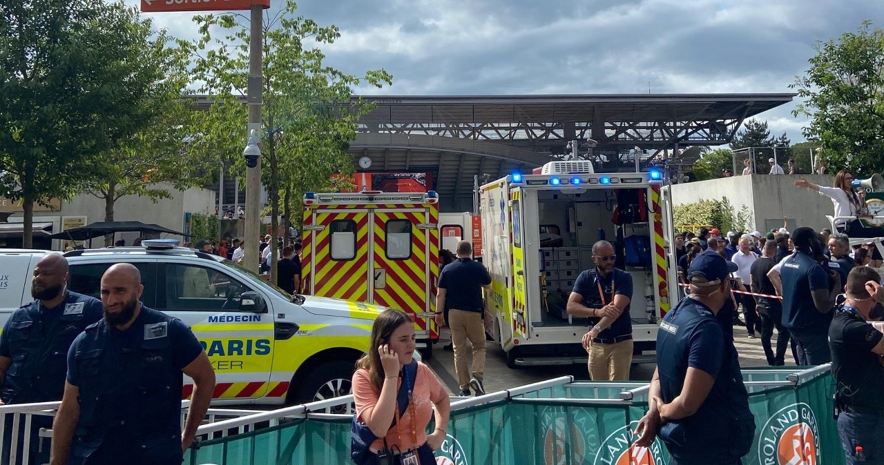 Karetki na sygnale i straż na Roland Garros, niepokojący widok. Medyk przekazał wiadomość