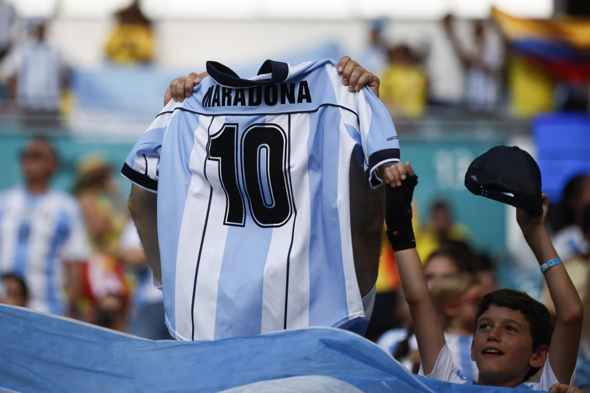 Głośny proces w sprawie śmierci Diego Armando Maradony, który toczył się od marca w Buenos Aires, został unieważniony. Argentyńskie media informują, że powodem takiej decyzji jest rezygnacja jednej z trójki sędziów, której zarzucono tajną współpracę przy realizacji filmu dokumentalnego. 