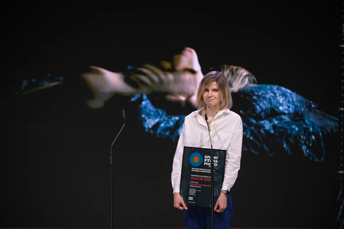 Freelancerka Katarzyna Ewa Żak otrzymała podczas czwartkowej gali w Warszawie nagrodę za zdjęcie roku w XXI Ogólnopolskim Konkursie Fotografii Reporterskiej "Grand Press Photo 2025". Kadr to część fotoreportażu będącego "refleksją nad ulotnością obecności i narastającą nieobecnością".