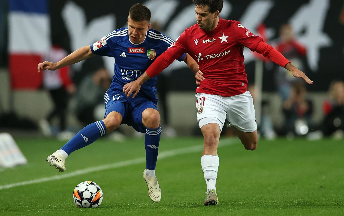 Piłkarze Miedzi Legnica wystąpią w finale baraży o awans do Ekstraklasy. W czwartkowym meczu półfinałowym legniczanie pokonali 1:0 Wisłę Kraków. Mecz w stolicy Małopolski był pełen emocji, m.in. ze względu na piękną bramkę, ale i fatalną kontuzję jednego z wiślaków.