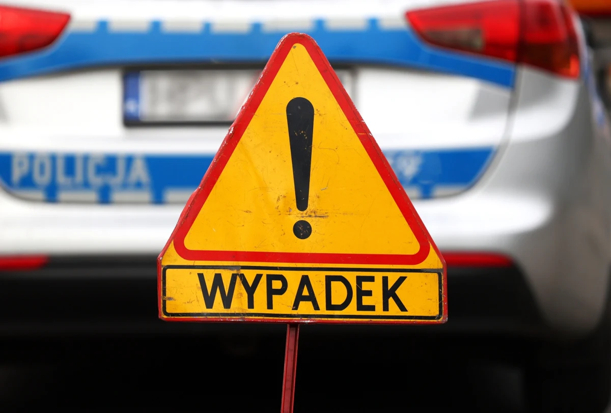 Dwie osoby zostały ranne w wypadku, do którego doszło w nocy z czwartku na piątek na A1 na wysokości miejscowości Rokitnica (Łódzkie). O poranku w kierunku Katowic przejechać było można tylko jednym pasem.