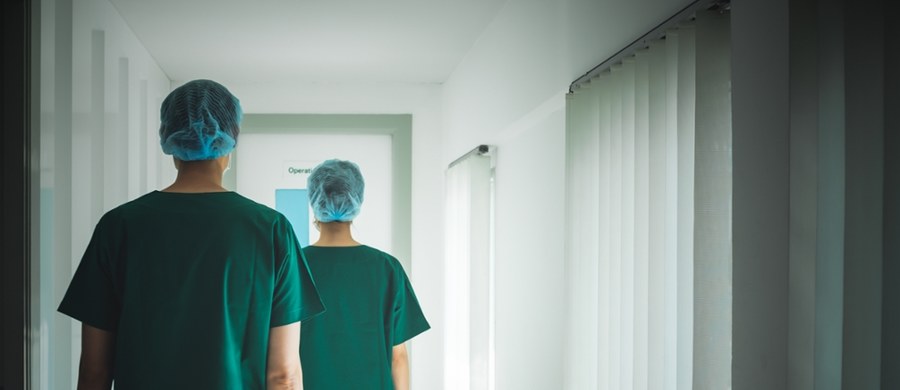 Prokuratura Okręgowa w Katowicach postawiła zarzuty lekarzom w związku ze śmiercią 33-letniej ciężarnej kobiety w Podhalańskim Szpitalu Specjalistycznym im. Jana Pawła II w Nowym Targu w 2023 roku. Mieli oni narazić pacjentkę na bezpośrednie niebezpieczeństwo utraty życia, a jednemu z nich zarzucono również nieumyślne spowodowanie jej śmierci. 