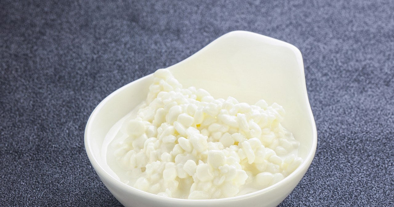 Serek wiejski z supermarketu: który jest najzdrowszy? Mamy odpowiedź ekspertki