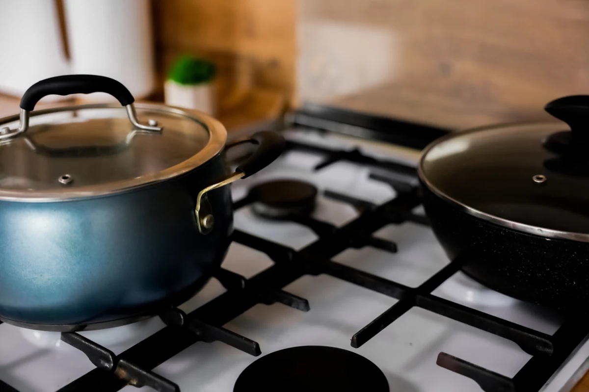 Naukowcy alarmują: uwalniający się podczas użytkowania kuchenek gazowych benzen stanowi dla zdrowia zagrożenie, które nie ogranicza się tylko do osób przebywających w kuchni. U dzieci ryzyko białaczki może wzrosnąć nawet dwukrotnie. Tak wynika z badań opisanych w „Journal of Hazardous Materials”.