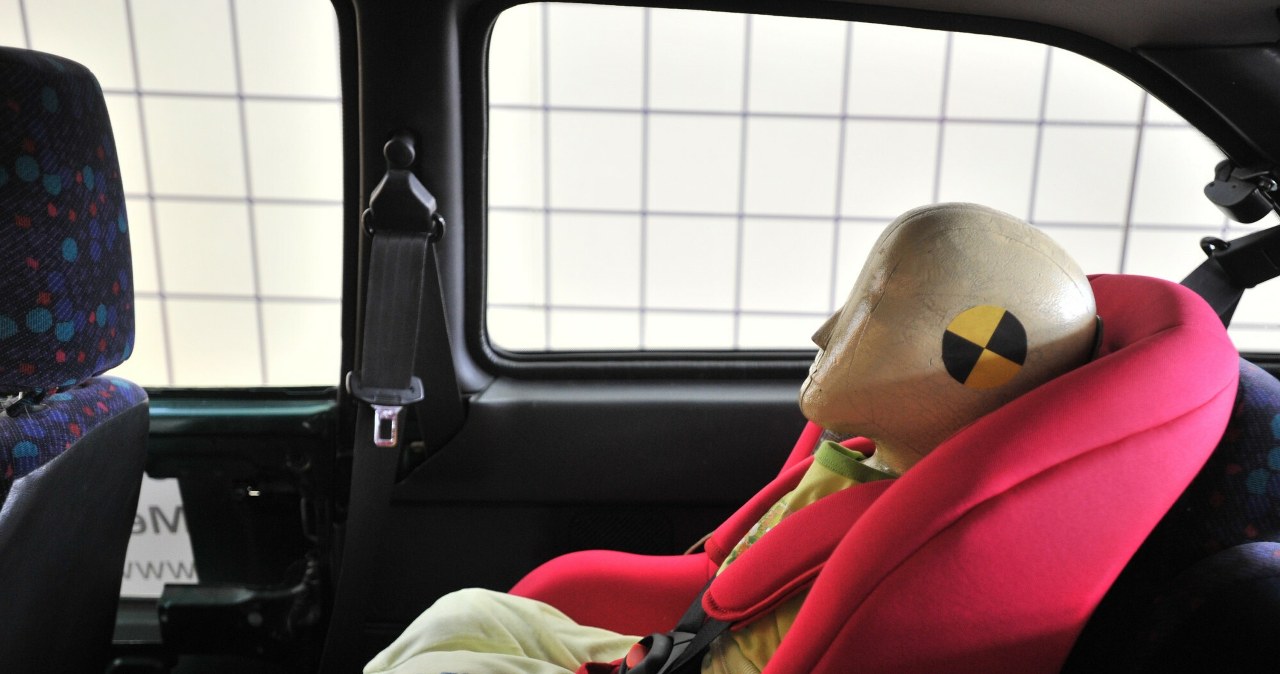 Przewożenie dzieci w fotelikach. Te błędy są niewybaczalne