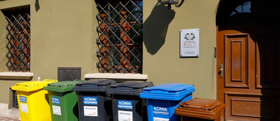 Rada Miasta Lublin, na wniosek ratusza, opóźniła zmianę systemu opłat za odbiór śmieci. Zamiast od 1 lipca nowe zasady zaczną obowiązywać od 1 sierpnia. Na czym dokładnie polegają? Co muszą wiedzieć mieszkańcy stolicy województwa lubelskiego?