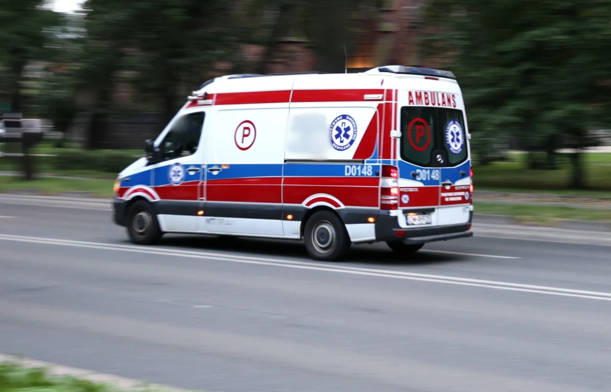 Ciężkie obrażenia odniósł 18-latek w wyniku nieodpowiedzialnej zabawy w Żyrardowie w Mazowieckiem. Chłopak jeździł na masce samochodu. Za kierownicą siedziała jego 18-letnia koleżanka. Chłopak w pewnym momencie wpadł pod pojazd. 