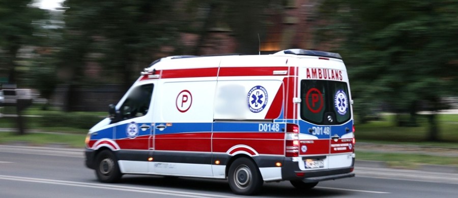 Ciężkie obrażenia odniósł 18-latek w wyniku nieodpowiedzialnej zabawy w Żyrardowie w Mazowieckiem. Chłopak jeździł na masce samochodu. Za kierownicą siedziała jego 18-letnia koleżanka. Chłopak w pewnym momencie wpadł pod pojazd. 