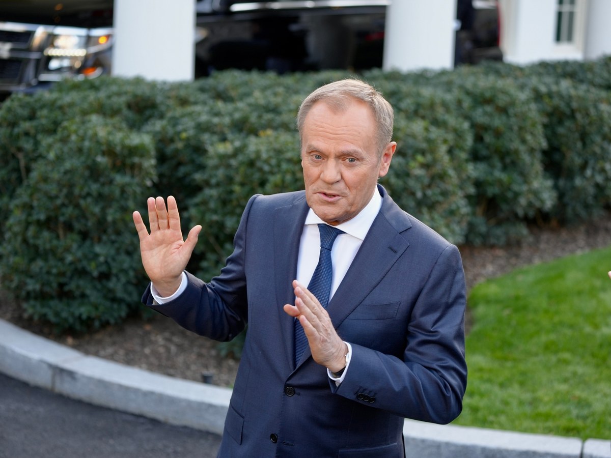 Tomasz Terlikowski w Porannej rozmowie w RMF FM zapytał swego gościa, europosła KO Dariusz Jońskiego o oświadczenie majątkowe Donalda Tuska, z którego wynika, że nie ma on domu czy mieszkania. "Donald Tusk nie jest dla pieniędzy w polityce" - mówił polityk.